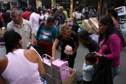 Cientos de personas acuden al importante Centro Comercial Mesa Redonda por la fiesta de Navidad