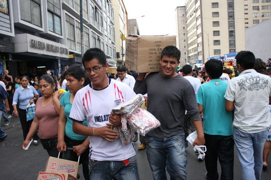 Cientos de personas acuden al importante Centro Comercial Mesa Redonda por la fiesta de Navidad