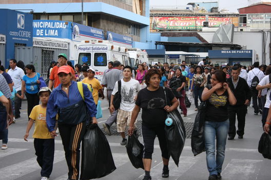 Cientos de personas acuden al importante Centro Comercial Mesa Redonda por la fiesta de Navidad