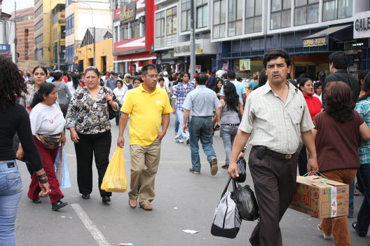 Cientos de personas acuden al importante Centro Comercial Mesa Redonda por la fiesta de Navidad