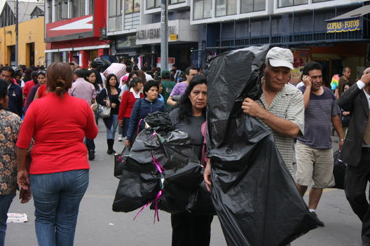 Cientos de personas acuden al importante Centro Comercial Mesa Redonda por la fiesta de Navidad