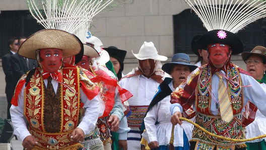 La tradicional y colorida danza andina de la Huaylia fue presentada en el Patio de Honor de Palacio de Gobierno.