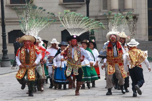 La tradicional y colorida danza andina de la Huaylia fue presentada en el Patio de Honor de Palacio de Gobierno.