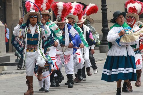 La tradicional y colorida danza andina de la Huaylia fue presentada en el Patio de Honor de Palacio de Gobierno.