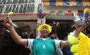Venta de piñatas, sombreros y cotillón en Mesa Redonda por las fiestas de Año Nuevo.