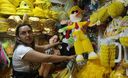 Venta de piñatas, sombreros y cotillón en Mesa Redonda por las fiestas de Año Nuevo.