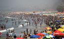 Gran cantidad de público acude a disfrutar del inicio del verano y del año a la playa Agua Dulce de Chorrillos.