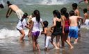 Gran cantidad de público acude a disfrutar del inicio del verano y del año a la playa Agua Dulce de Chorrillos.