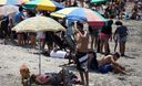 Gran cantidad de público acude a disfrutar del inicio del verano y del año a la playa Agua Dulce de Chorrillos.
