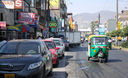 La cuadra once de la avenida San Juan de Miraflores es una de las más concurridas del distrito
