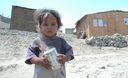 Niños caminan descalzos por las arenosas calles del Asentamiento Humano Los Jardines en Mi Perú - Ventanilla