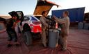 Cada equipo participante del Rally Dakar 2012 compite respaldado por un team de expertos mecánicos.