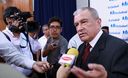 Presidente Ejecutivo de EsSalud, Alvaro Vidal Rivadeneyra, con paciente Zelmira Prado, quien recibió un trasplante bipulmonar.