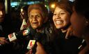 Familiares de peruanos que naufragaron en crucero Costa Concordia son recibidos en el aeropuerto Jorge Chávez.
