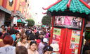 Miembros de la comunidad china en el Perú celebran así la llegada del Año del Dragón en el tradicional barrio chino en Lima.
