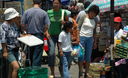 Vendedores ambulantes aún invaden las calles del centro de Lima los fines de semana a pesar de los operativos municipales.