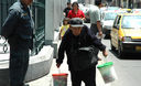 Vendedores ambulantes aún invaden las calles del centro de Lima los fines de semana a pesar de los operativos municipales.