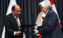 Ministro del Interior Daniel Lozada y la jefa de Devida Carmen Masías, firman convenio para fortalecer la lucha contra el narcotráfico.