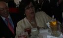 Susana Villarán repartió cocteles a los invitados en la Embajada de Francia.