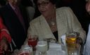 Susana Villarán repartió cocteles a los invitados en la Embajada de Francia.