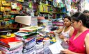 Padres de familia iniciaron compras de útiles escolares en el emporio de Mesa Redonda.