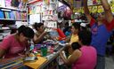 Padres de familia iniciaron compras de útiles escolares en el emporio de Mesa Redonda.