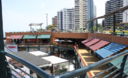 Larcomar cuenta con una ubicación privilegiada sobre un acantilado en el distrito de Miraflores. Ofrece una espectacular vista del Océano Pacifico.