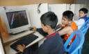Miles de niños y jóvenes acuden a las cabinas de internet en la ciudad de Lima para realizar tareas y jugar en línea con amigos.