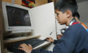 Miles de niños y jóvenes acuden a las cabinas de internet en la ciudad de Lima para realizar tareas y jugar en línea con amigos.