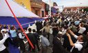 Trágida caída sufrieron las 200 personas que asistieron a la celebración por aniversario de Trujillo cuando el estrado se desplomó.