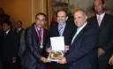 El embajador de Palestina en Lima, Walid Abdel Rahim recibe plato recordatorio por la Confederación Nacional de Comerciantes 2012 - CONACO