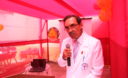 Dr. Walter Navarro, dirigiendo unas palabras por el 43 aniversario del Servicio de Cirugía Plástica y Quemados del Hospital Arzobispo Loayza
