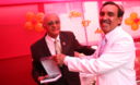 Dr. Walter Navarro, dirigiendo unas palabras por el 43 aniversario del Servicio de Cirugía Plástica y Quemados del Hospital Arzobispo Loayza