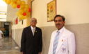 Dr. Walter Navarro, dirigiendo unas palabras por el 43 aniversario del Servicio de Cirugía Plástica y Quemados del Hospital Arzobispo Loayza