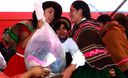 Primera Dama, Nadine Heredia y Ministra de la Mujer, Ana Jara, entregaron ayuda a los damnificados en el distrito de Caylloma.