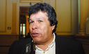 Congresista Heriberto Benítez dando declaraciones a la prensa en el congreso de la republica