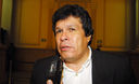 Congresista Heriberto Benítez dando declaraciones a la prensa en el congreso de la republica