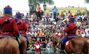 Público observa desde la Plaza de Armas de Lima, el Cambio de Guardia Montada en Palacio de Gobierno