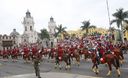 Público observa desde la Plaza de Armas de Lima, el Cambio de Guardia Montada en Palacio de Gobierno