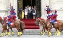 Público observa desde la Plaza de Armas de Lima, el Cambio de Guardia Montada en Palacio de Gobierno