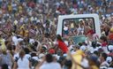 Cientos de cubanos reciben con júbilo esta mañana al papa Benedicto XV
