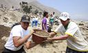 Entrega humanitaria a damnificados por los huaicos que cayeron la ciudad de Chosica, en Lima