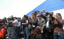 Periodistas peruanos en plena labor periodistica
