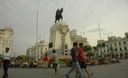 Turistas paseando por la plaza San Martín de Lima.