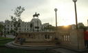 Turistas paseando por la plaza San Martín de Lima.