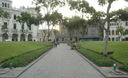 Turistas paseando por la plaza San Martín de Lima.