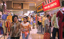 Miles de personal comprando en el centro comercial gamarra