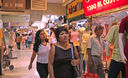 Miles de personal comprando en el centro comercial gamarra