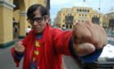 A luchar por la justicia es el ?Superman  cholo? en plena Plaza de Armas de Lima