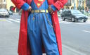 A luchar por la justicia es el ?Superman  cholo? en plena Plaza de Armas de Lima